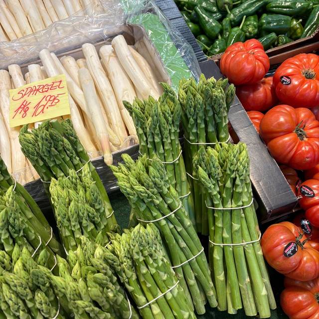 Wei&szlig;er und gr&uuml;ner Spargel, Tomaten und Paprika